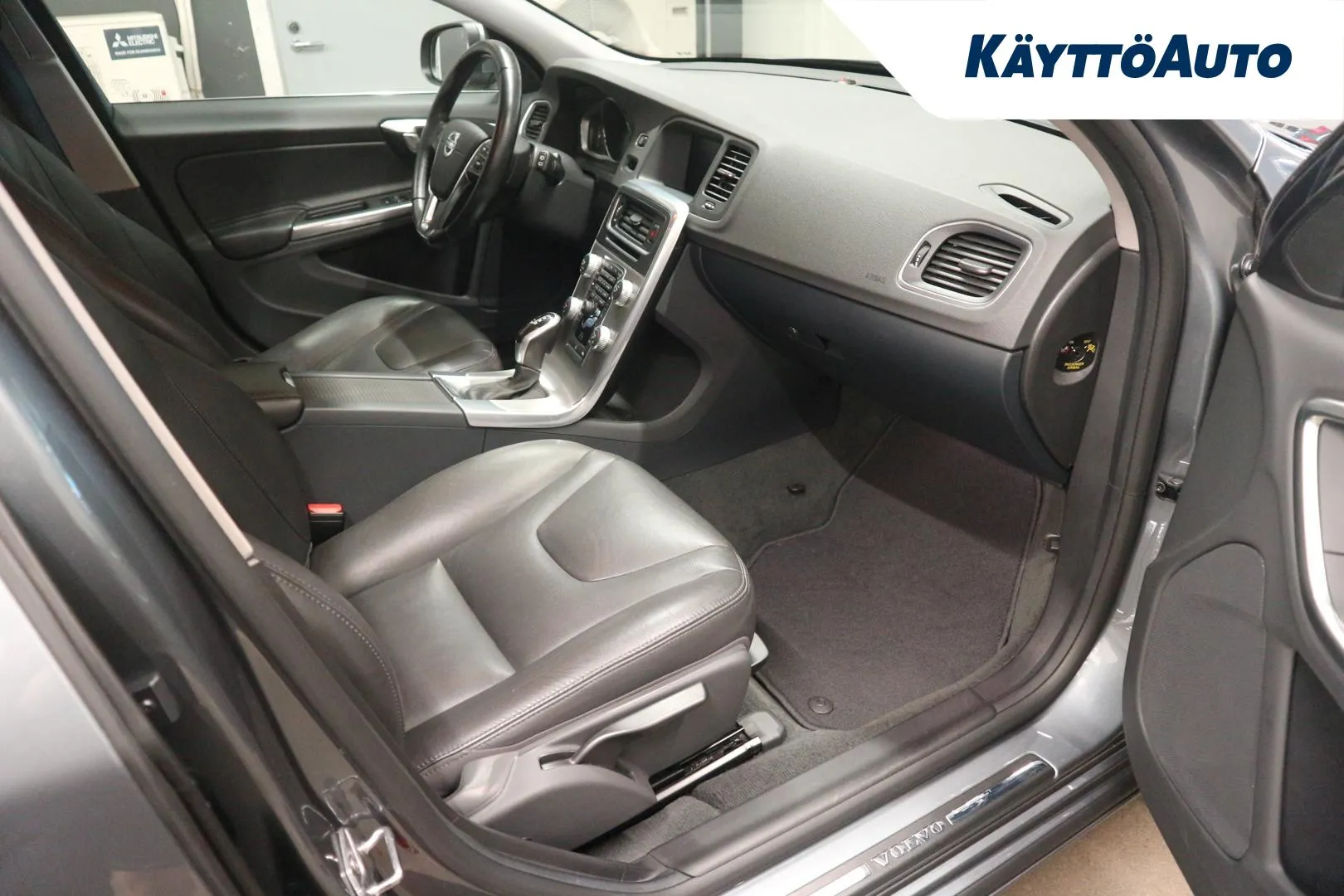 VOLVO V60 SNT-439 carousel image