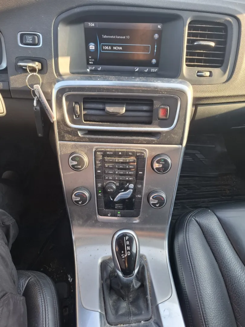 VOLVO V60 VXC-348 carousel image
