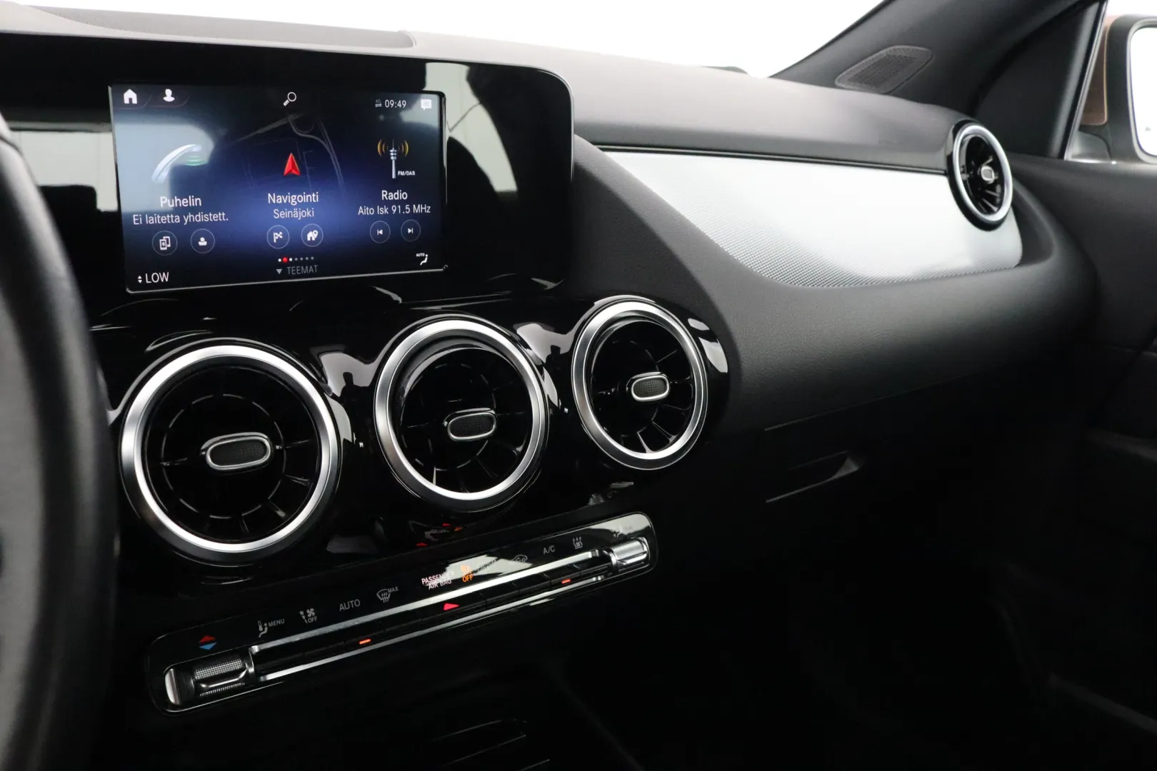 MERCEDES-BENZ GLA SZG-702 carousel image