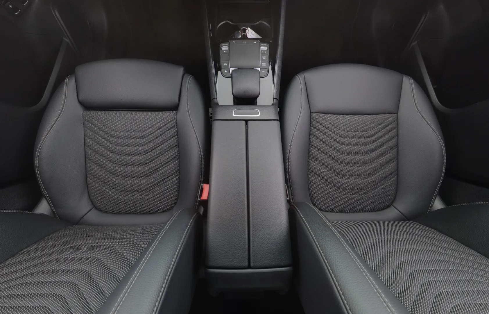MERCEDES-BENZ GLA SZG-702 carousel image