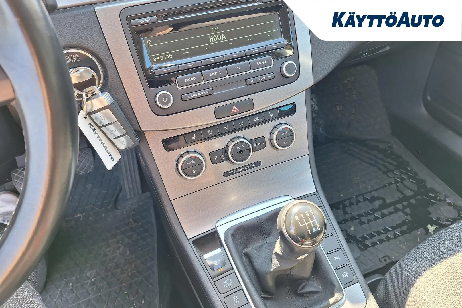 VOLKSWAGEN Passat ZKC-965 carousel image