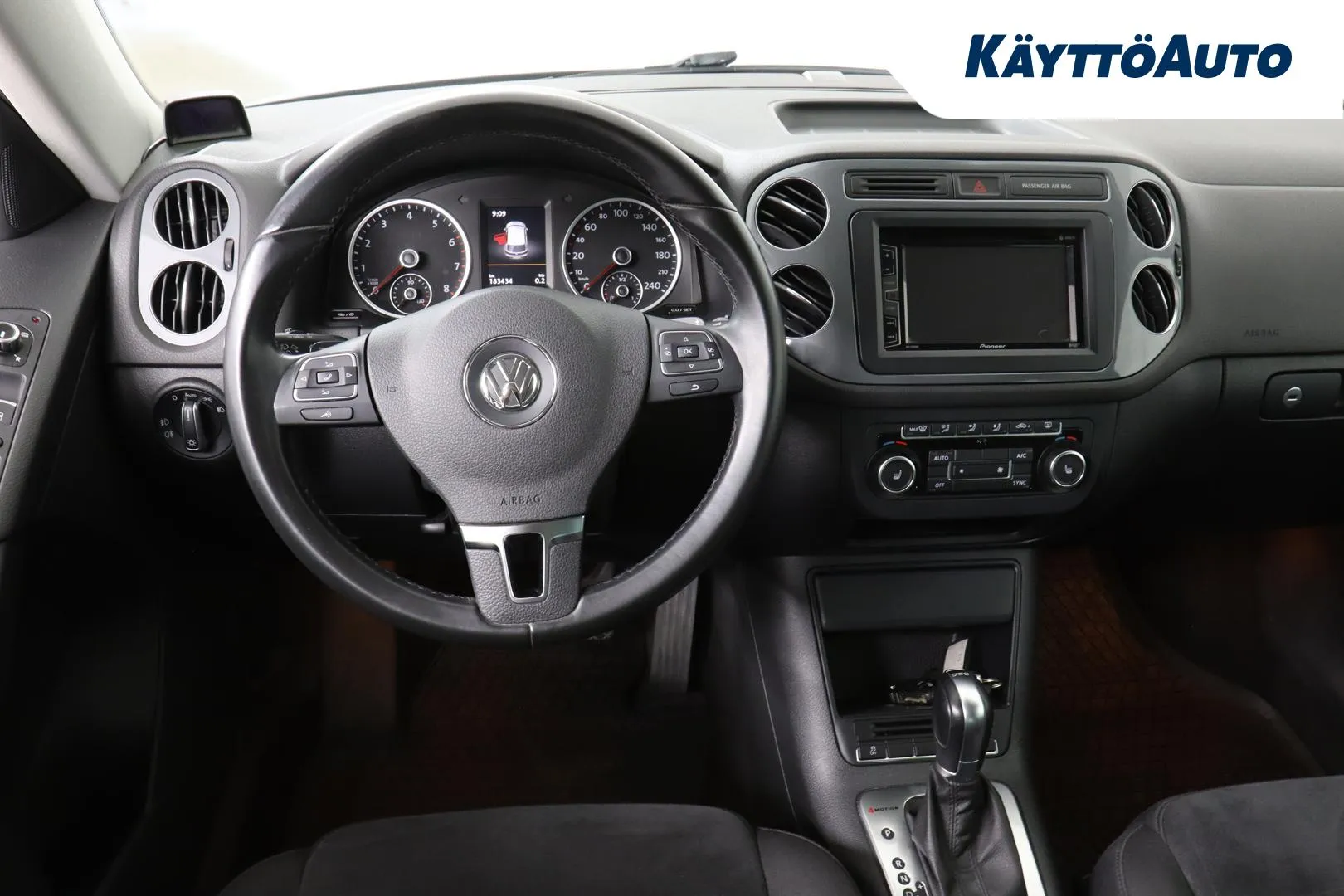 Volkswagen Tiguan UVF-898 carousel image