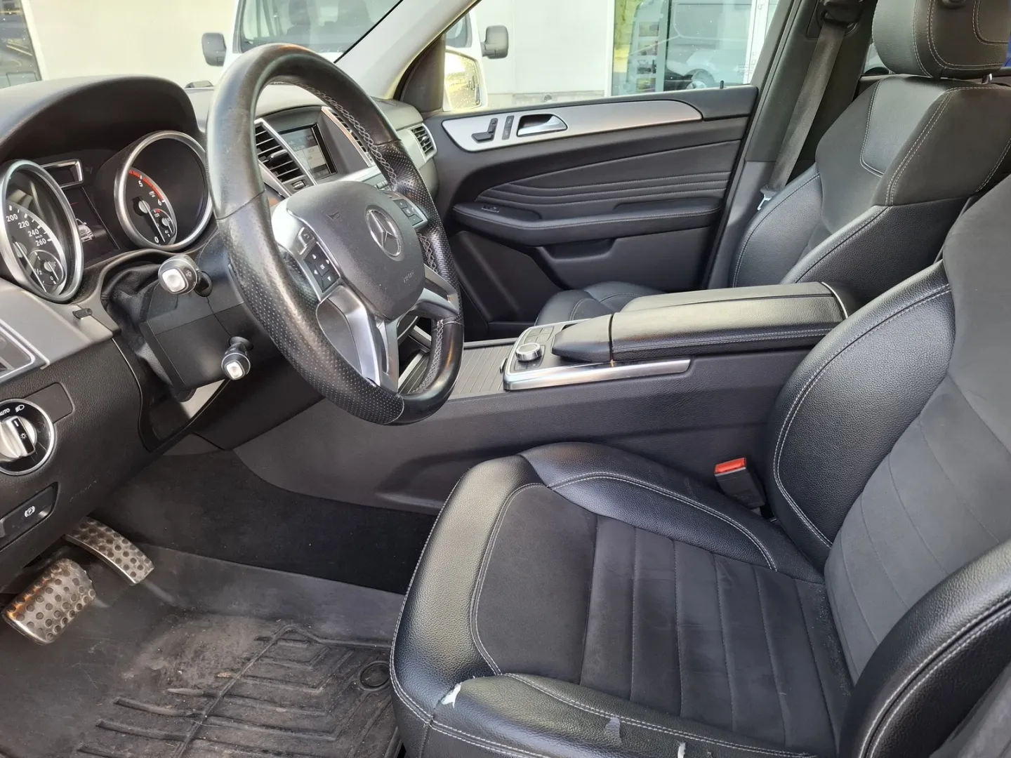 Mercedes-Benz ML JJJ-777 carousel image