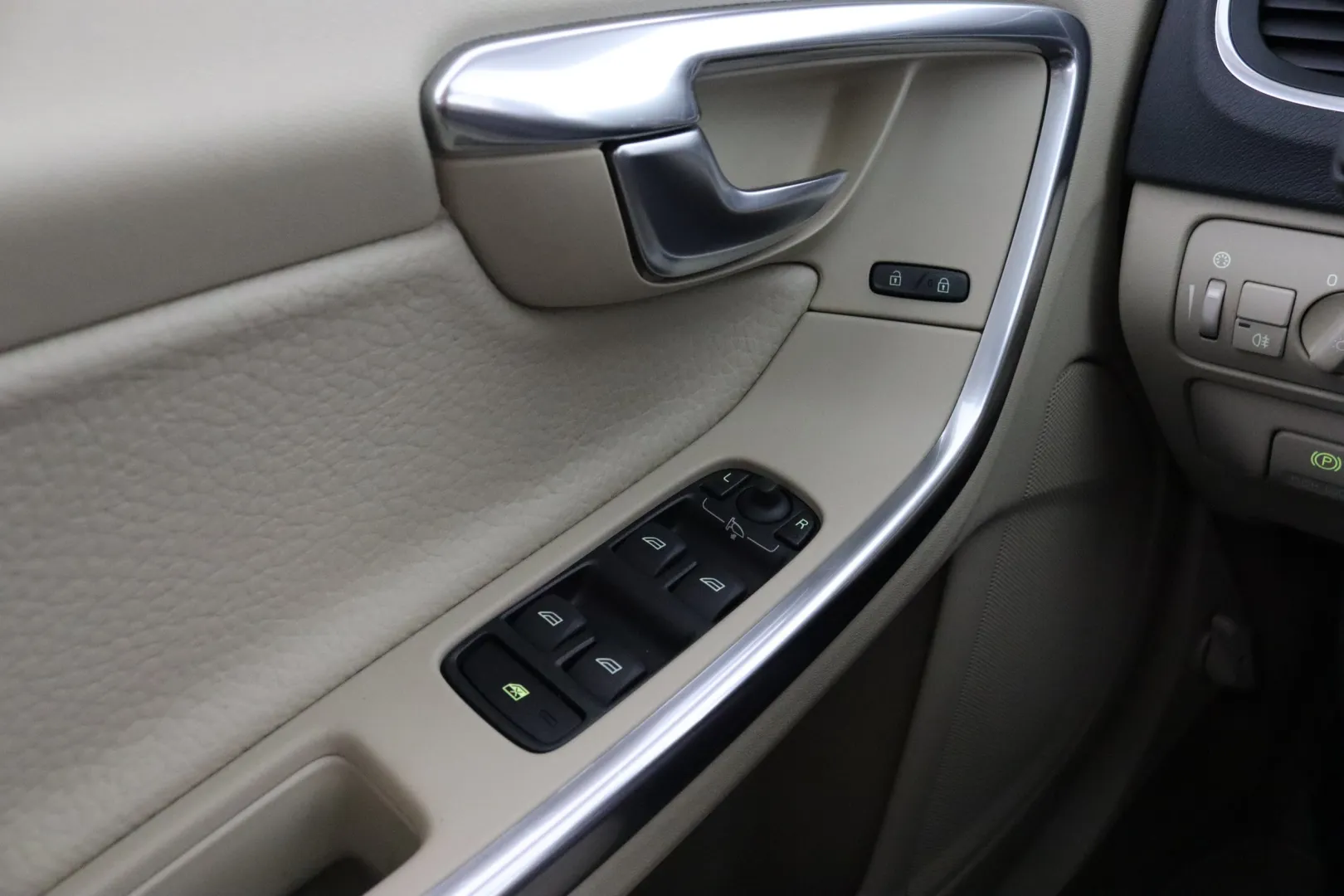 VOLVO S60 LZM-935 carousel image