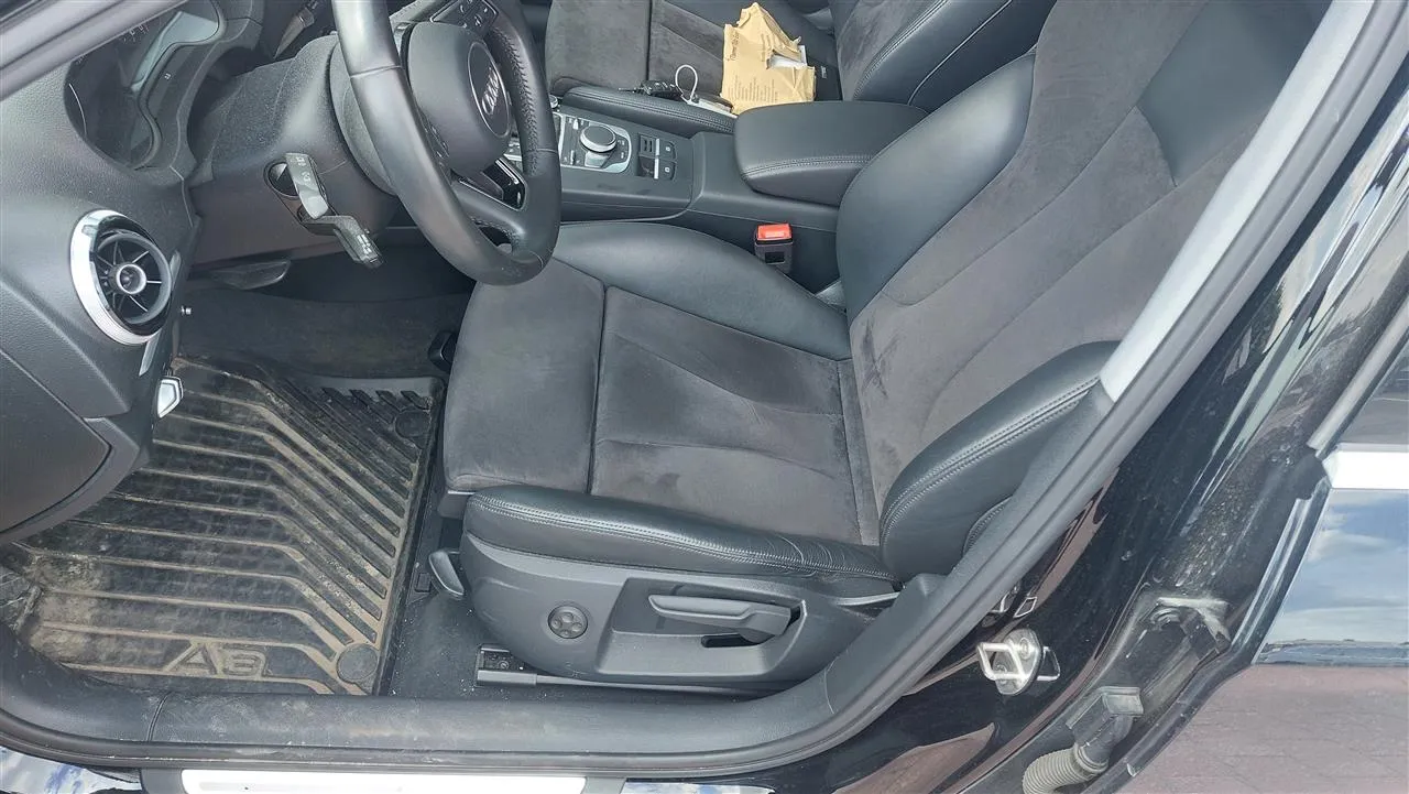 AUDI A3 YJH-893 carousel image