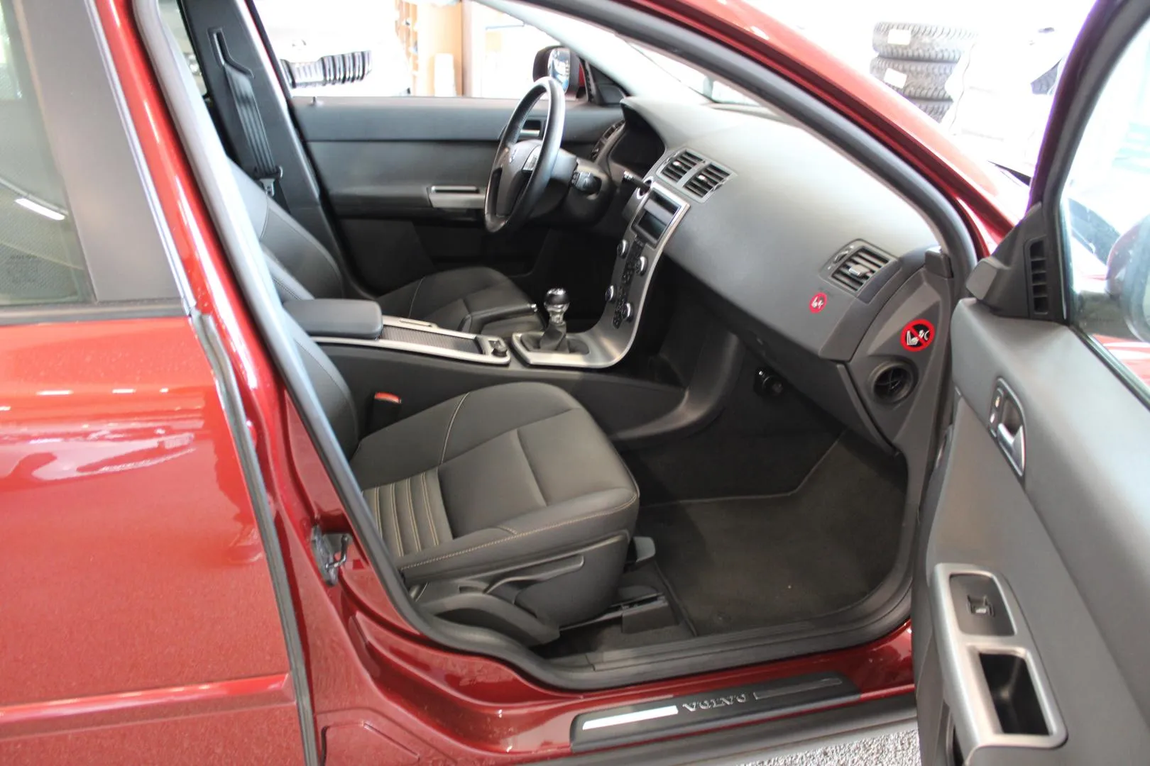 VOLVO V50 AOZ-451 carousel image