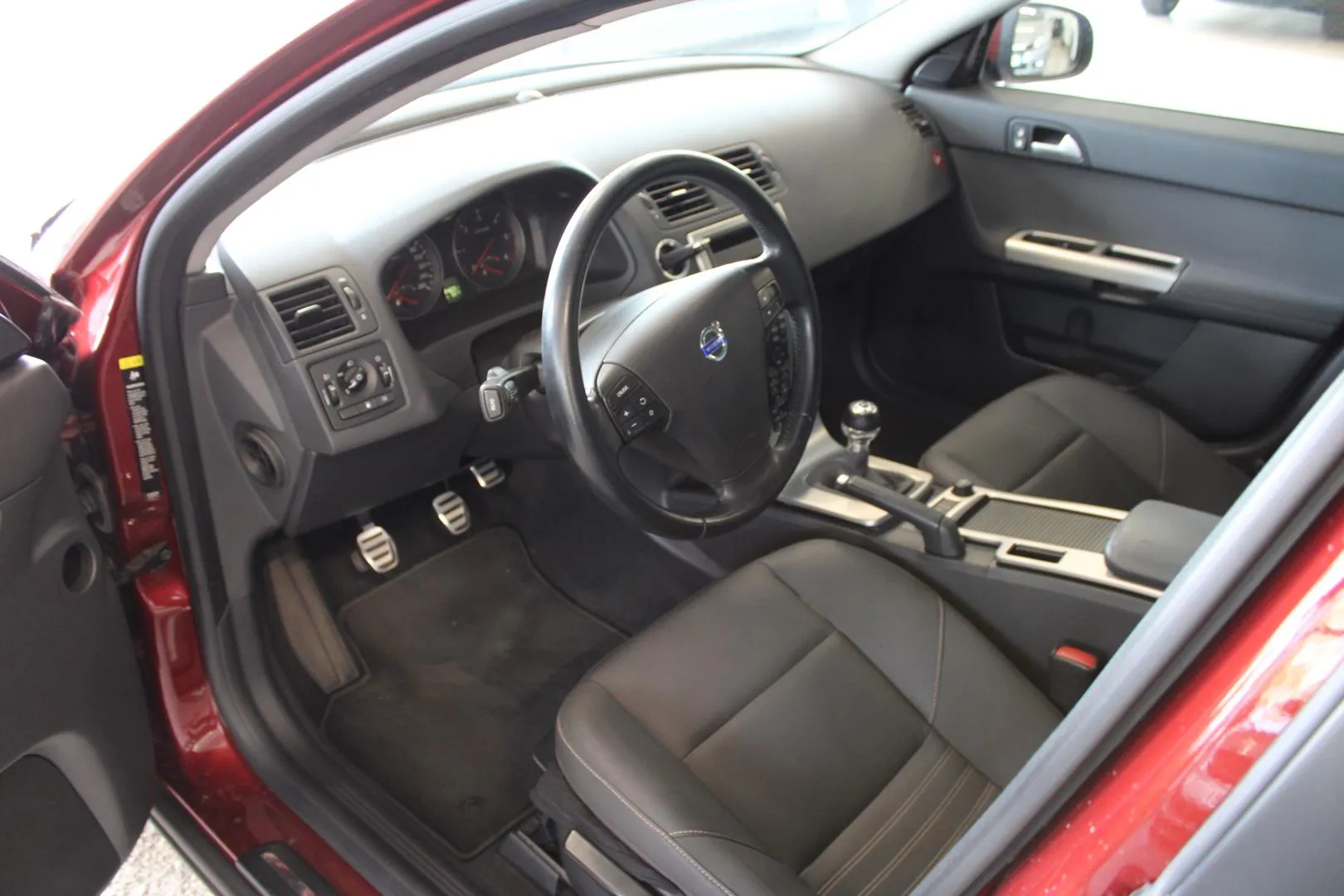 VOLVO V50 AOZ-451 carousel image