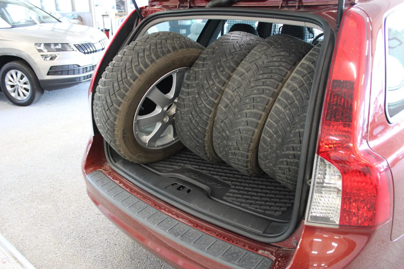 VOLVO V50 AOZ-451 carousel image