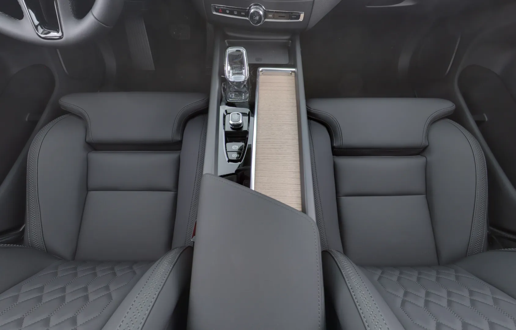 Volvo XC60 YYI-192 carousel image