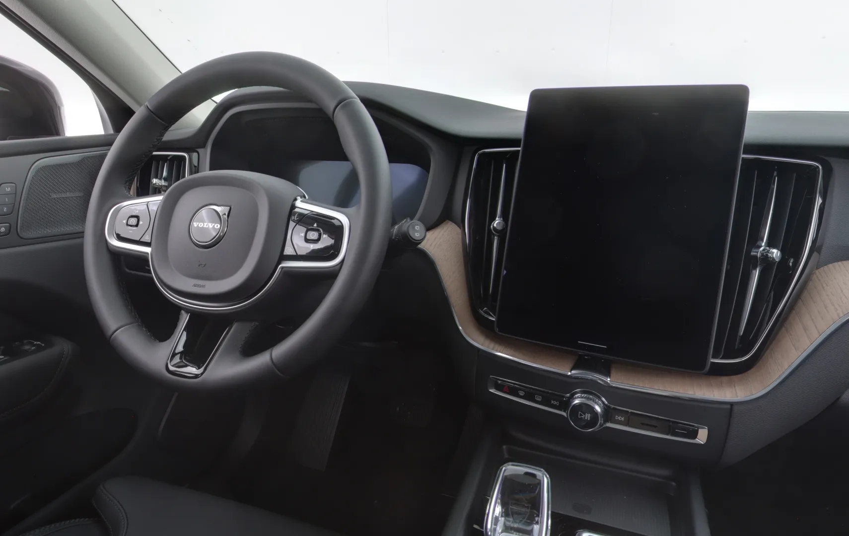 Volvo XC60 YYI-192 carousel image