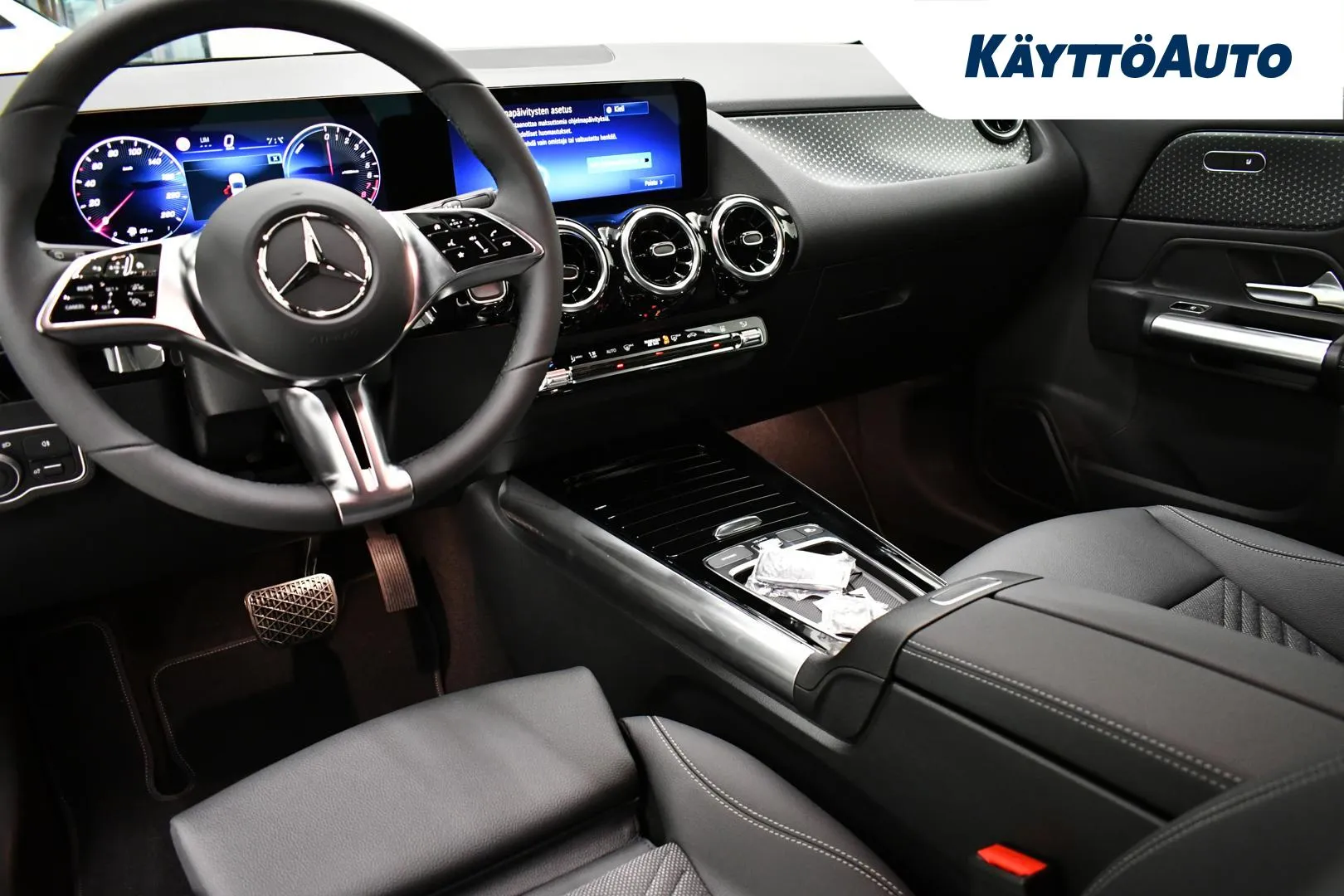 Mercedes-Benz GLA YYG-522 carousel image