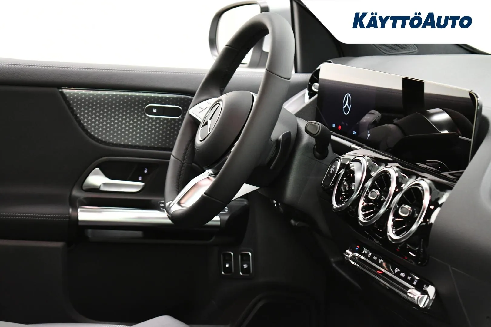 Mercedes-Benz GLA YYG-522 carousel image