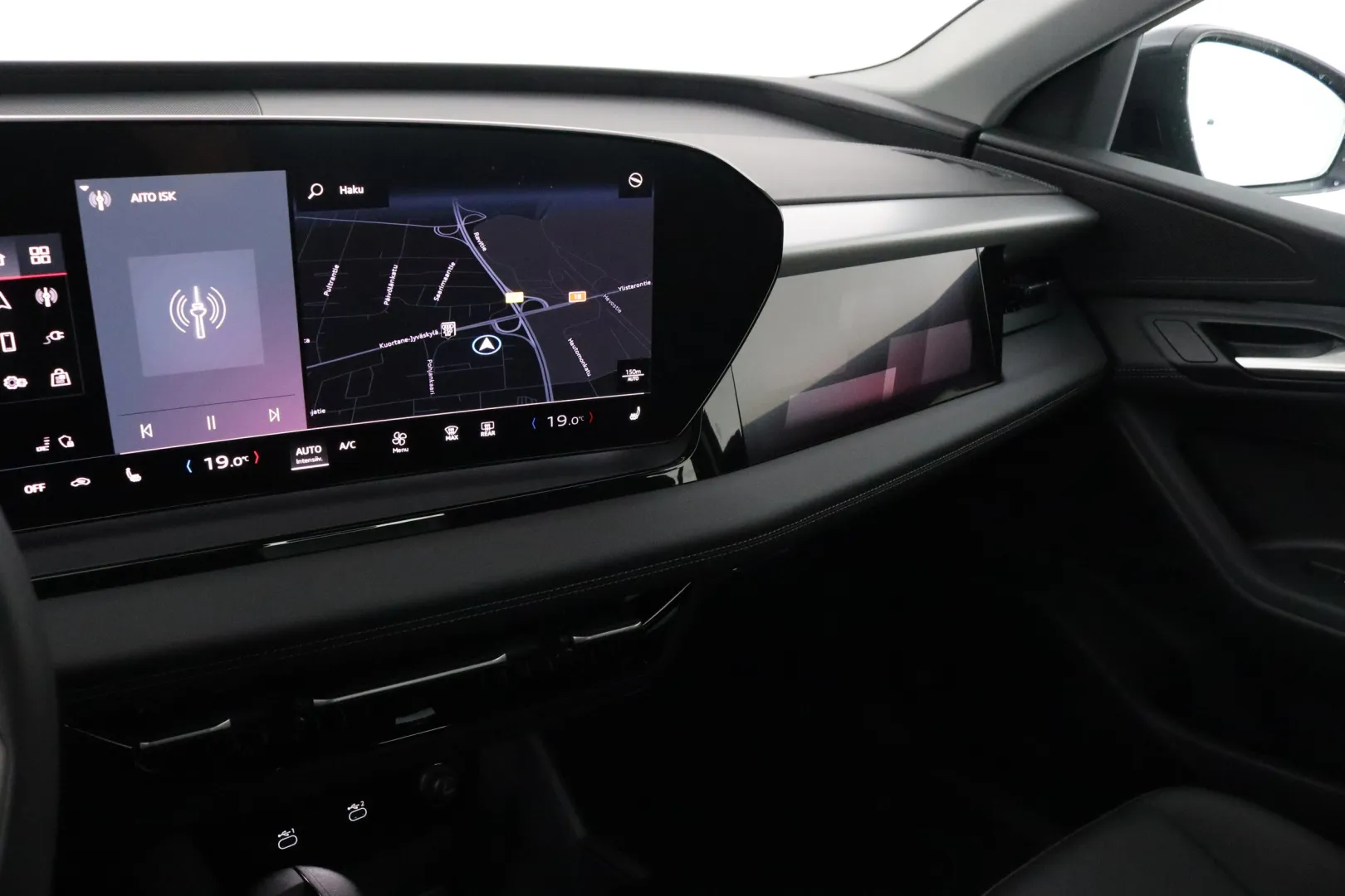 Audi Q6 e-tron SRH-879 carousel image