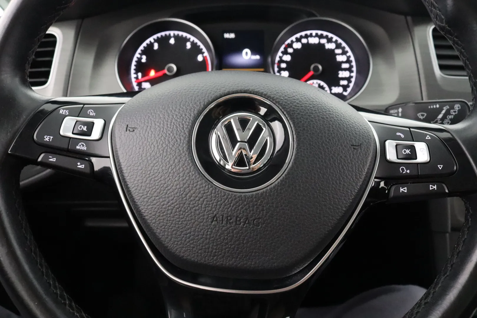 VOLKSWAGEN Golf EMN-582 carousel image