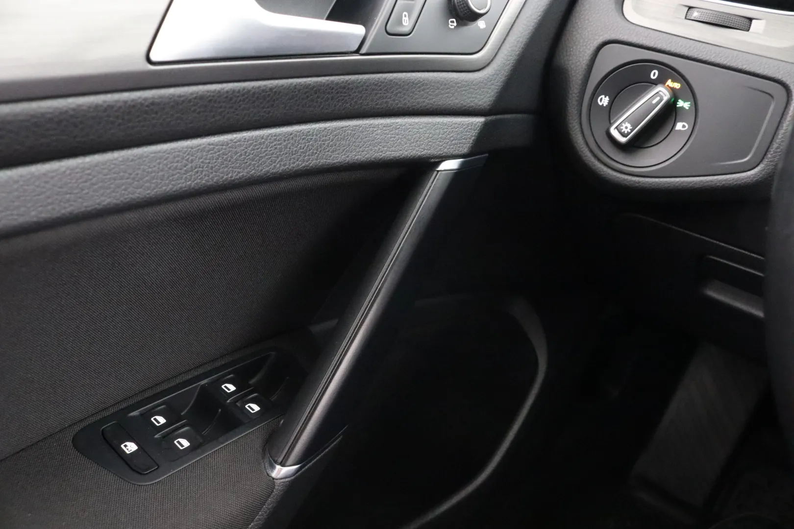 VOLKSWAGEN Golf EMN-582 carousel image