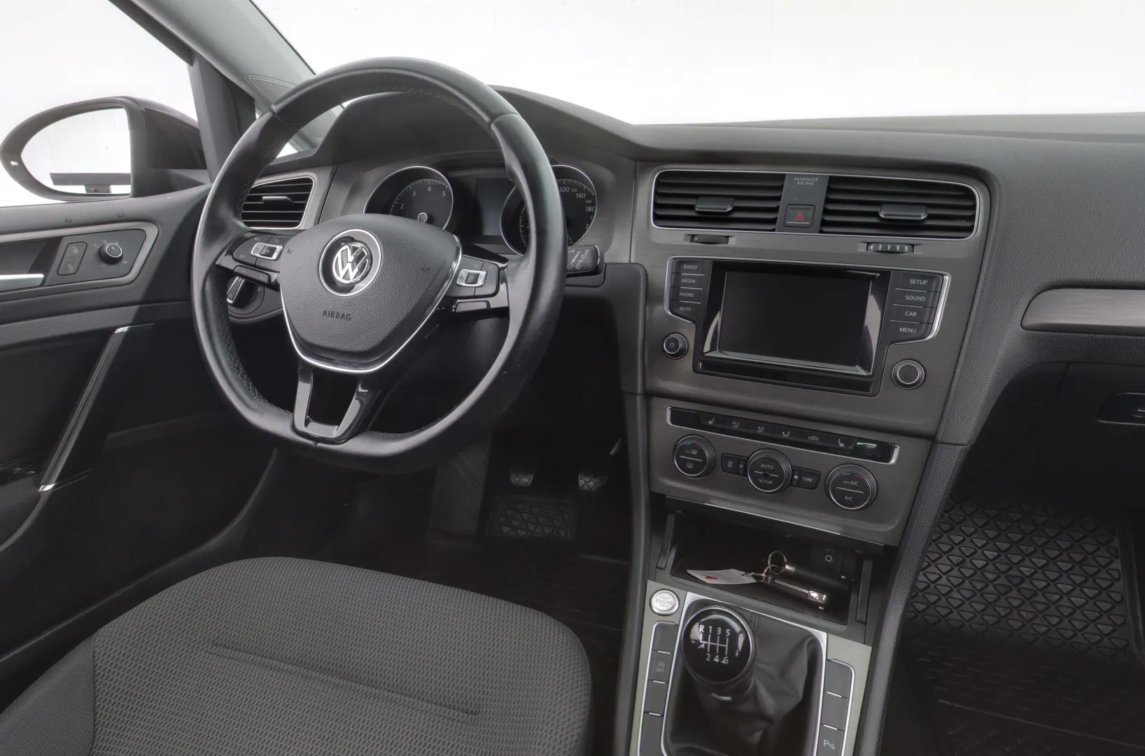 VOLKSWAGEN Golf EMN-582 carousel image