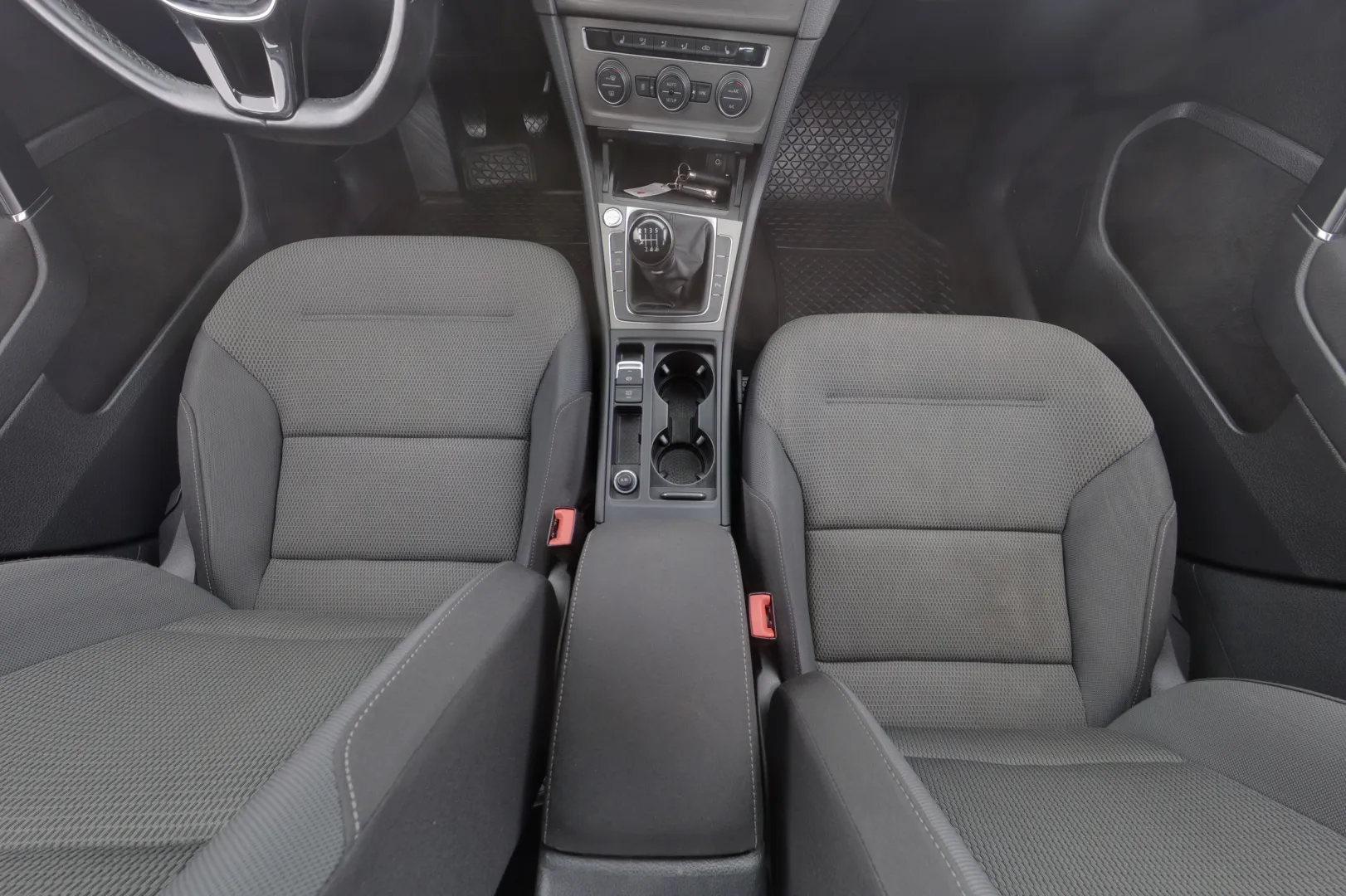 VOLKSWAGEN Golf EMN-582 carousel image