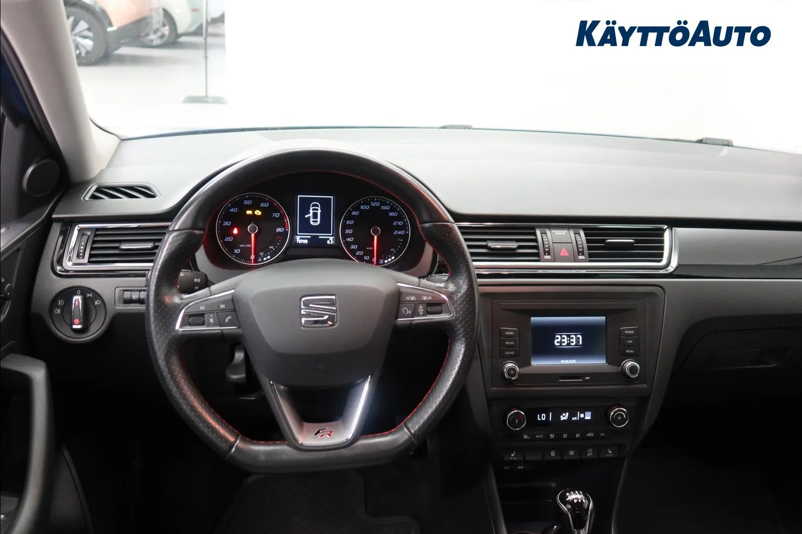 SEAT Toledo UZE-410 carousel image