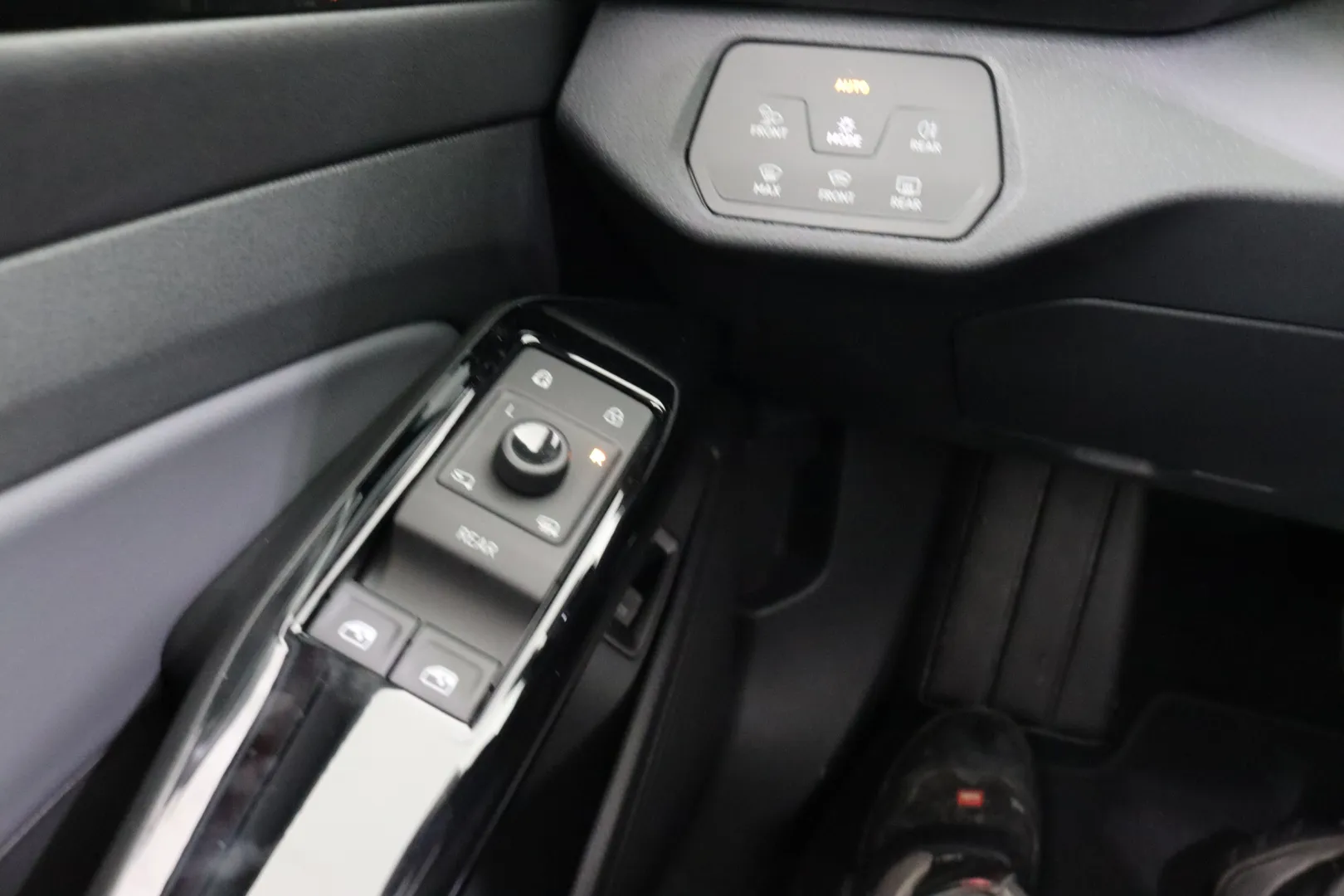 Volkswagen ID.4 YYF-798 carousel image