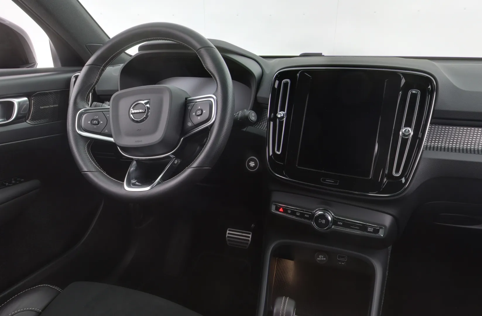 VOLVO XC40 ESO-806 carousel image