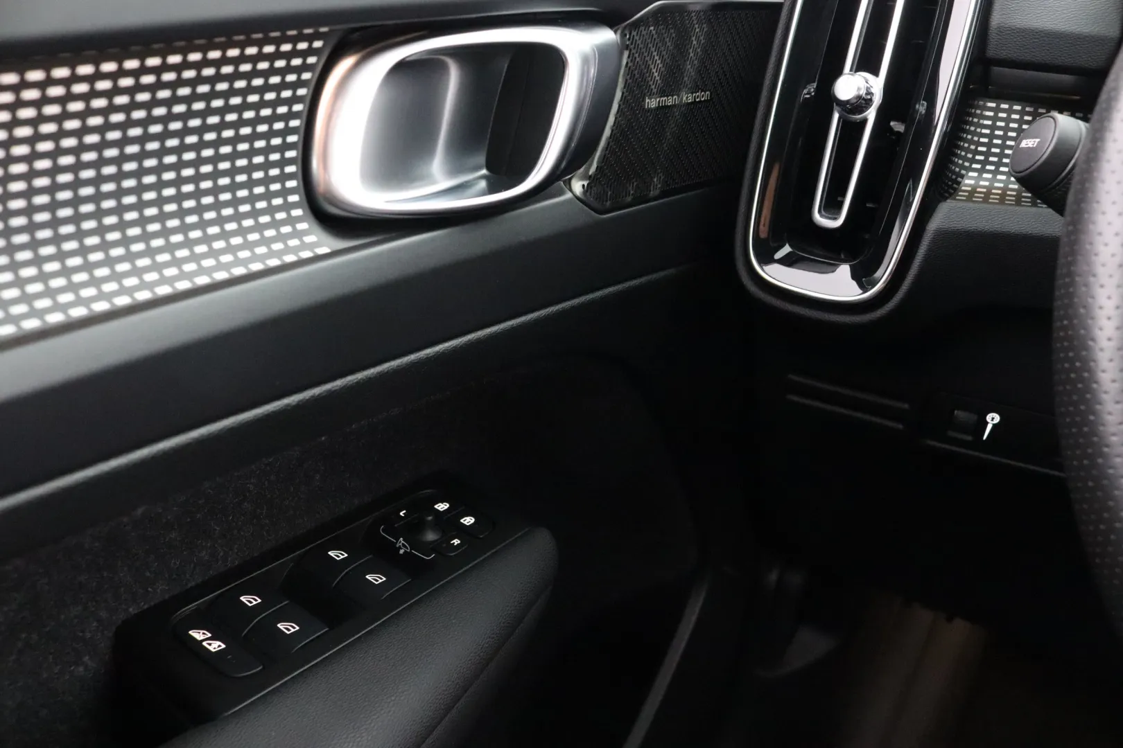 VOLVO XC40 ESO-806 carousel image
