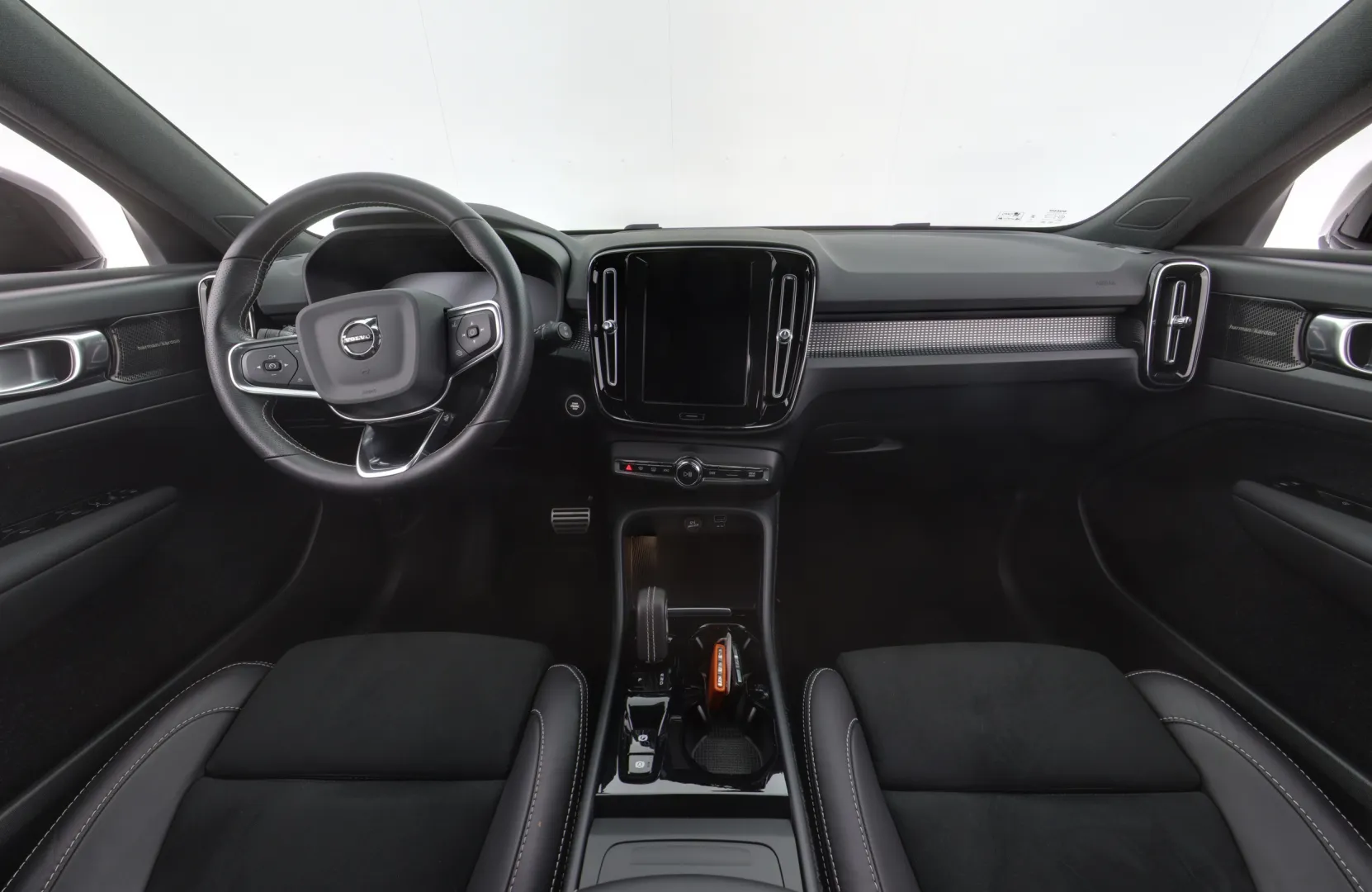 VOLVO XC40 ESO-806 carousel image