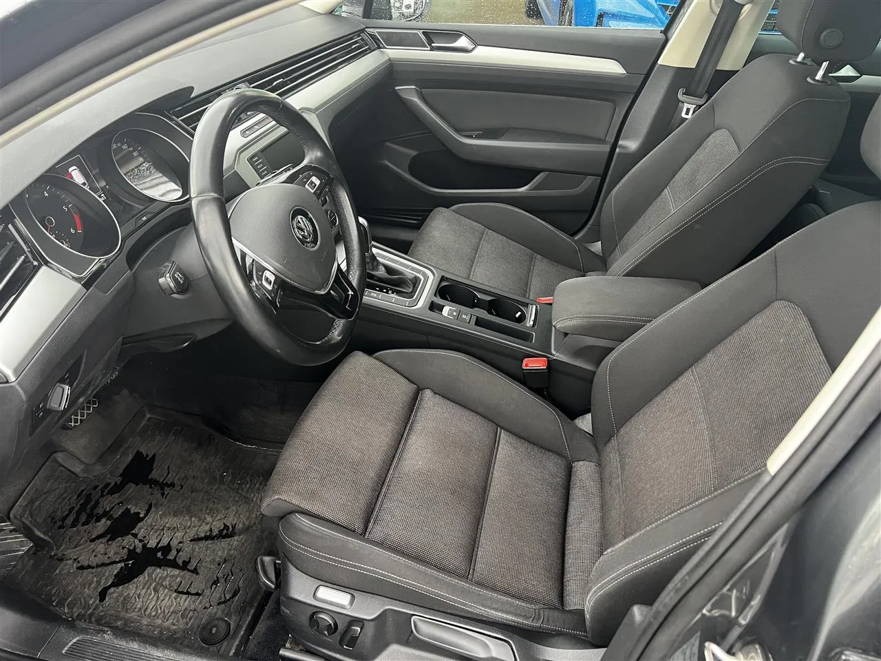 VOLKSWAGEN Passat GLX-762 carousel image