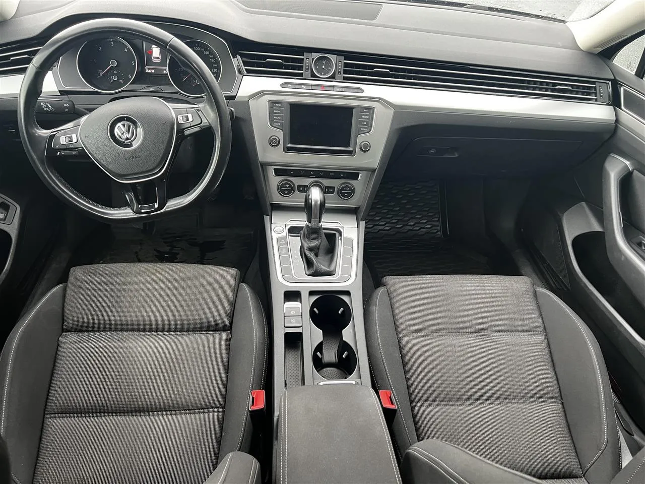 VOLKSWAGEN Passat GLX-762 carousel image