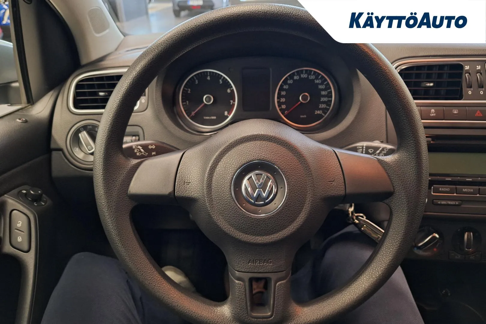 VOLKSWAGEN Polo IJJ-590 carousel image