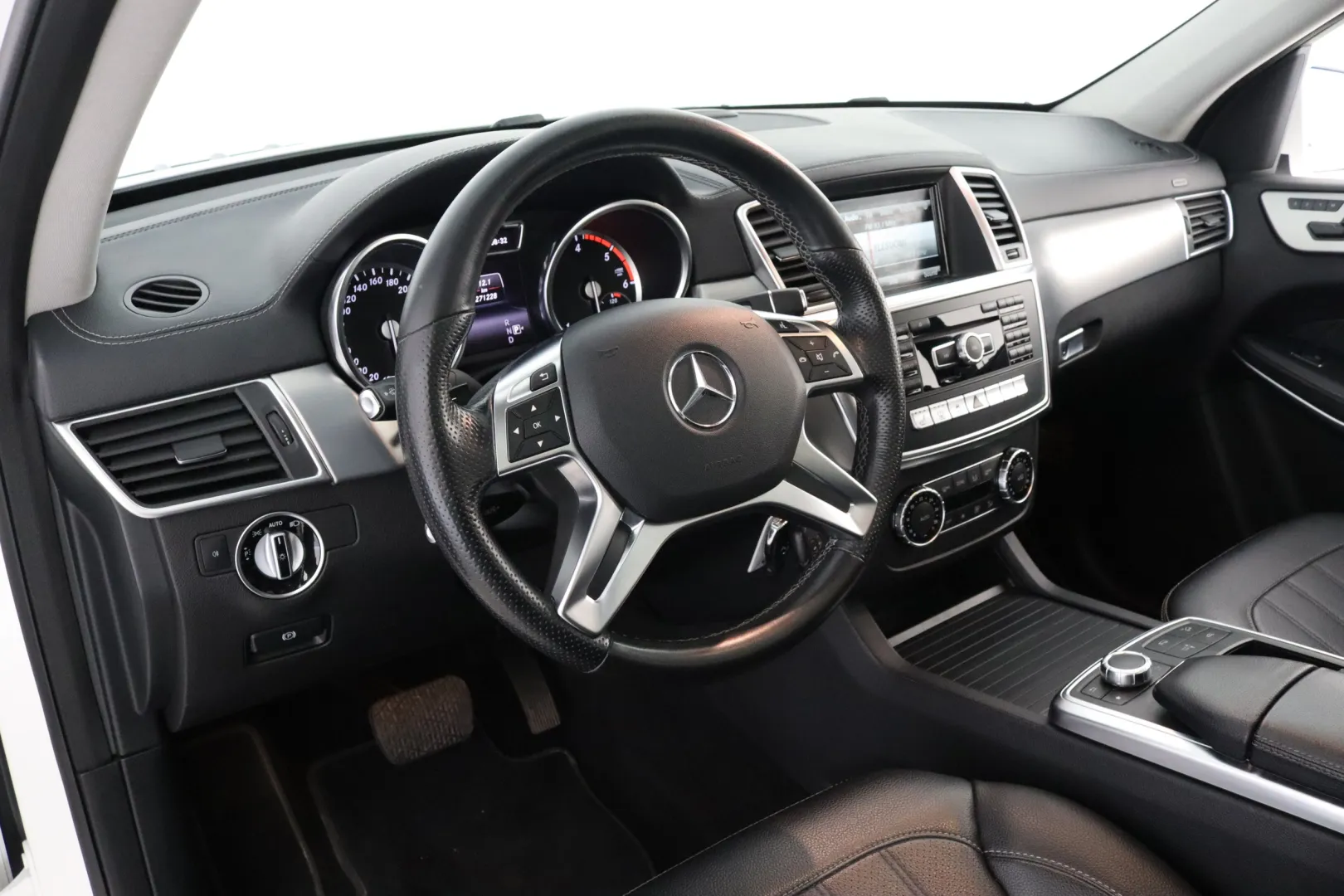 MERCEDES-BENZ GL MYT-963 carousel image