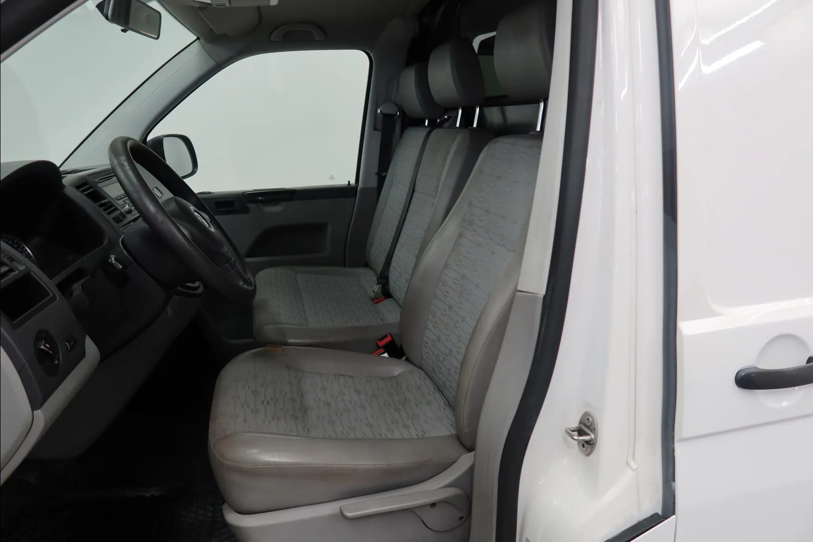 VOLKSWAGEN Transporter FJX-625 carousel image