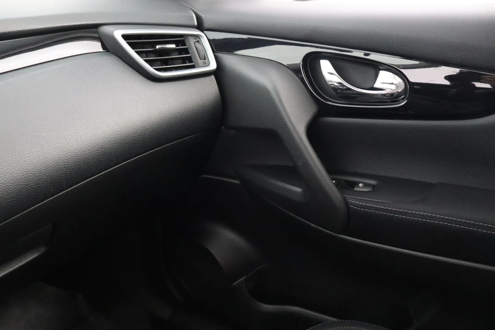 NISSAN Qashqai GTG-567 carousel image
