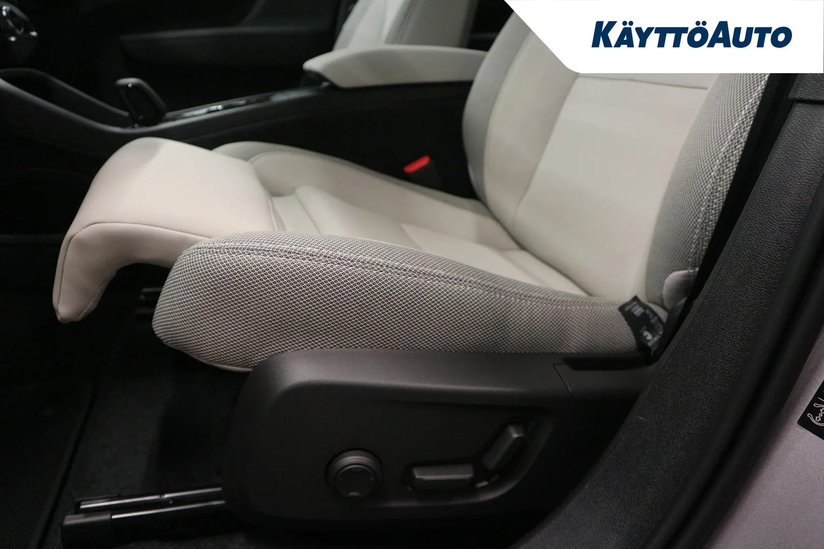 Volvo EX40 YYF-817 carousel image