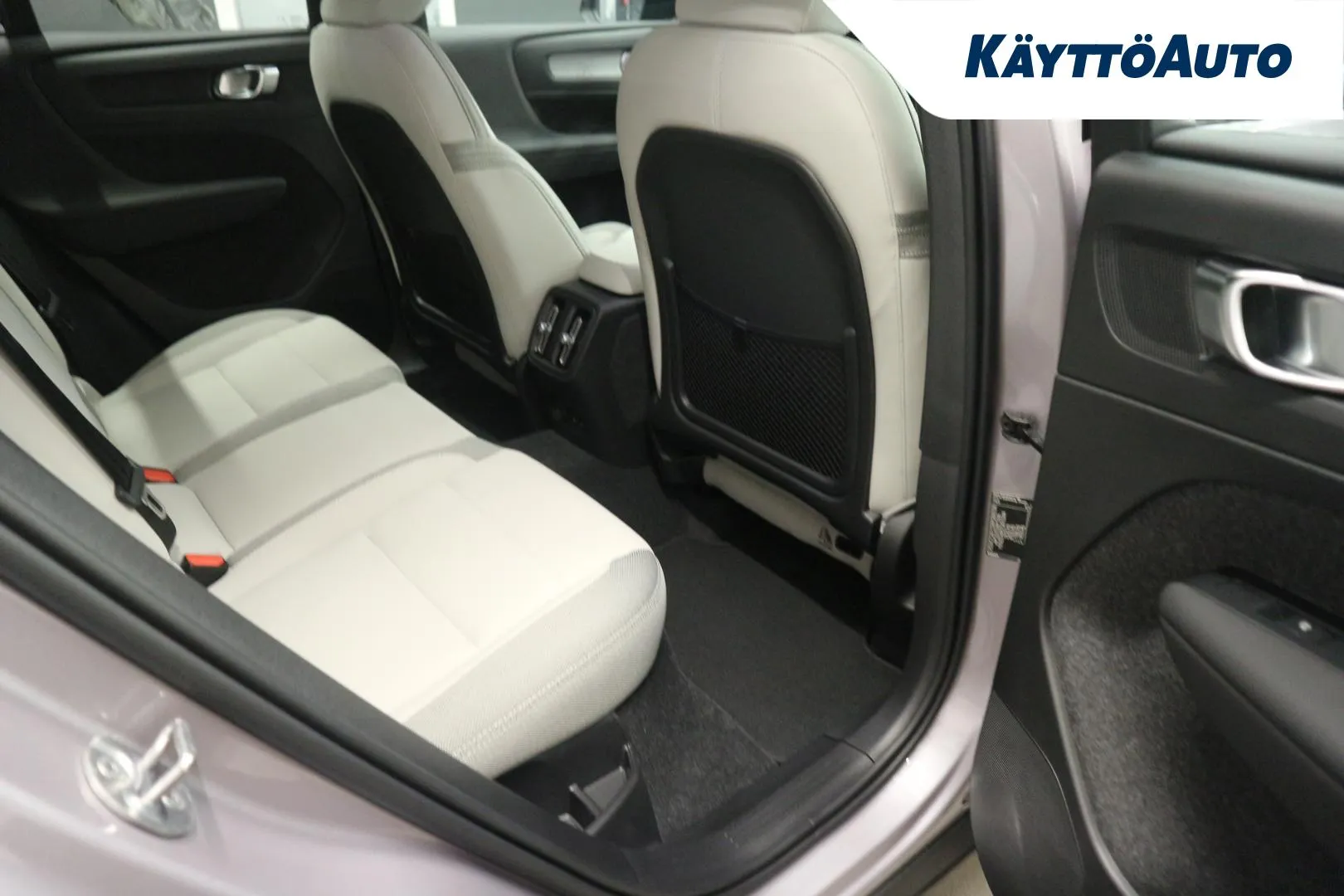 Volvo EX40 YYF-817 carousel image