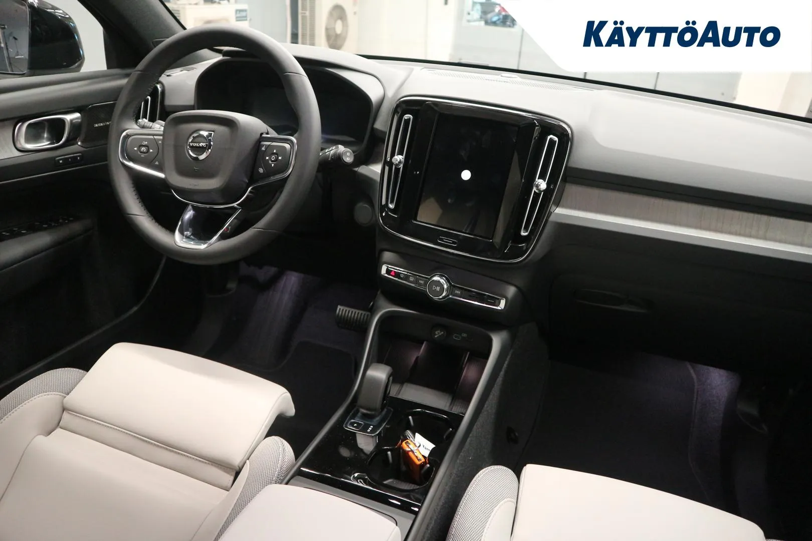 Volvo EX40 YYF-817 carousel image