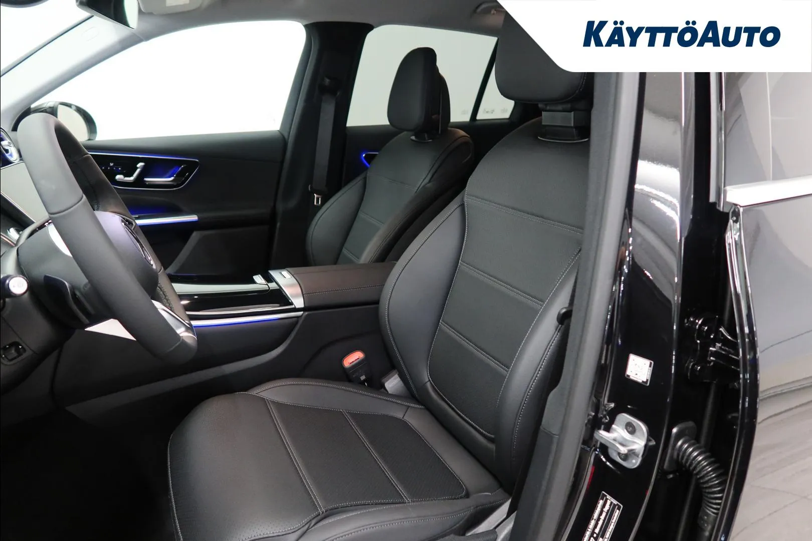 Mercedes-Benz GLC YYH-558 carousel image