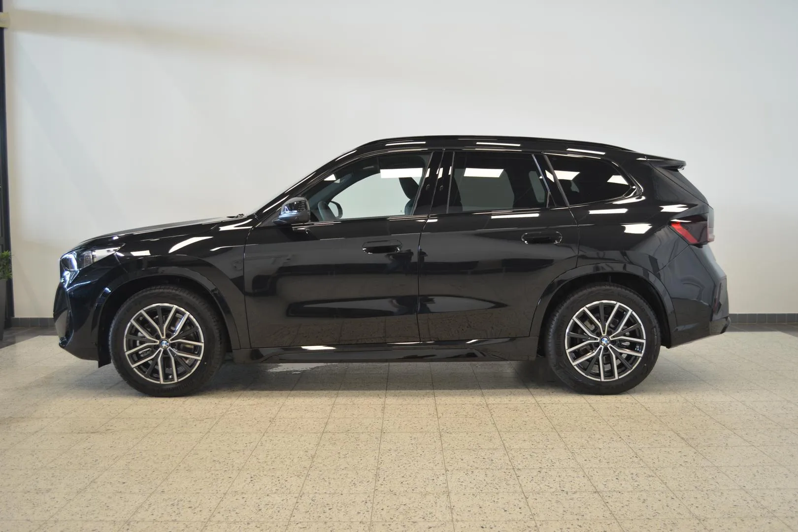 BMW iX1 YYG-592 carousel image