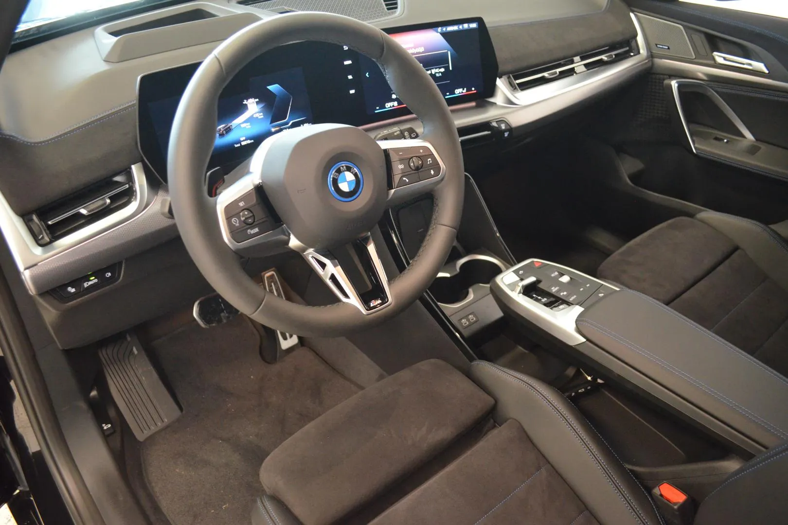 BMW iX1 YYG-592 carousel image