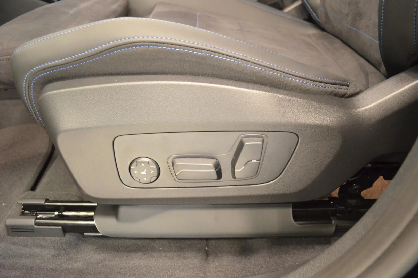 BMW iX1 YYG-592 carousel image