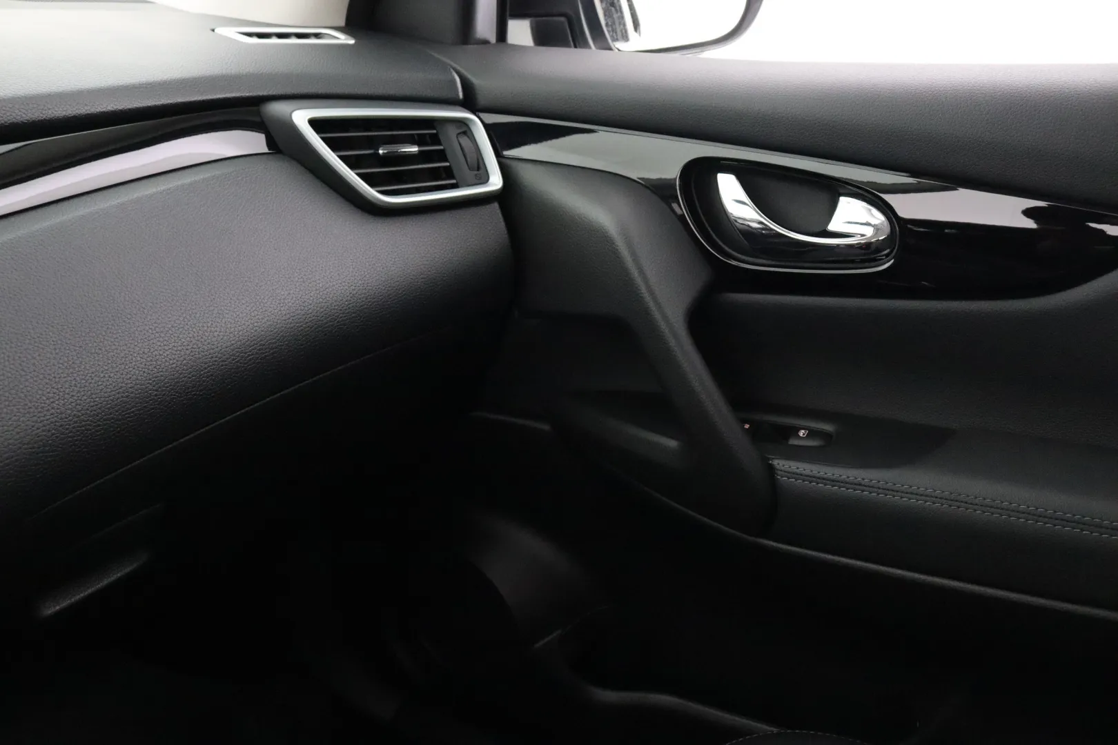 NISSAN Qashqai CNY-506 carousel image