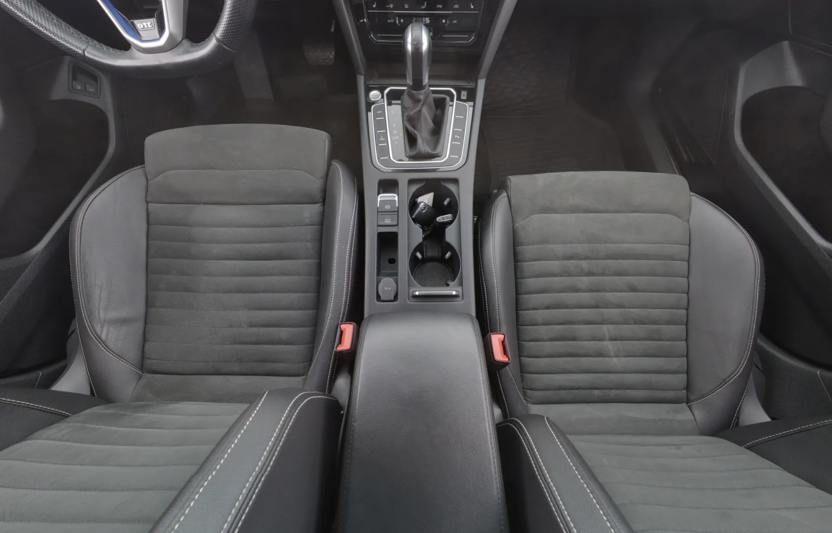 Volkswagen Passat ETN-729 carousel image