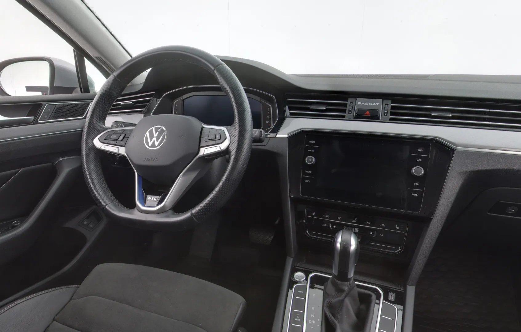 Volkswagen Passat ETN-729 carousel image