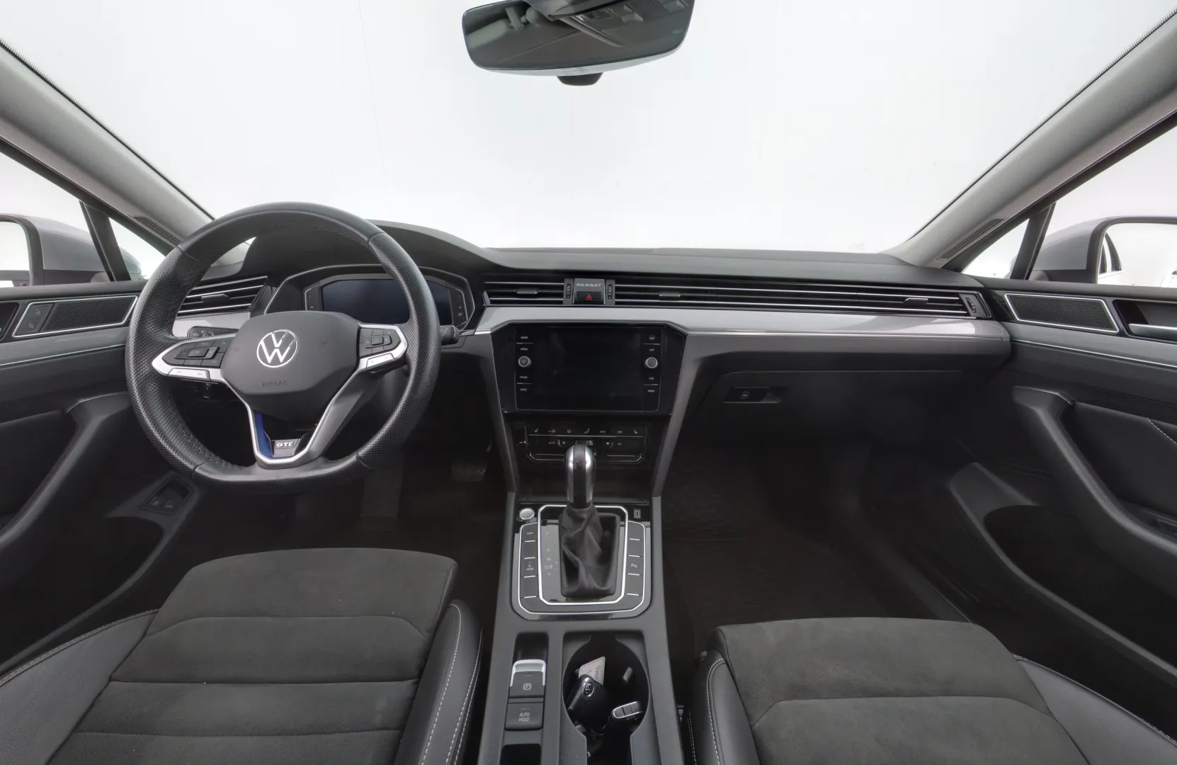 Volkswagen Passat ETN-729 carousel image