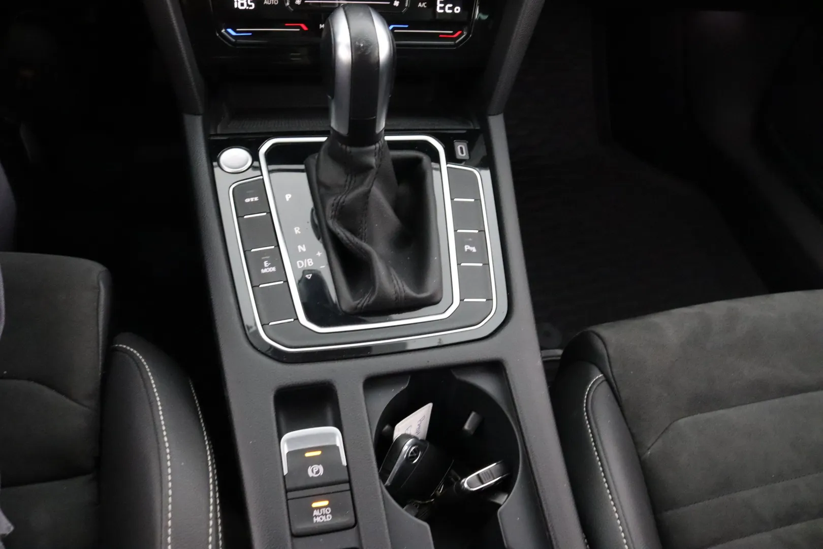 Volkswagen Passat ETN-729 carousel image
