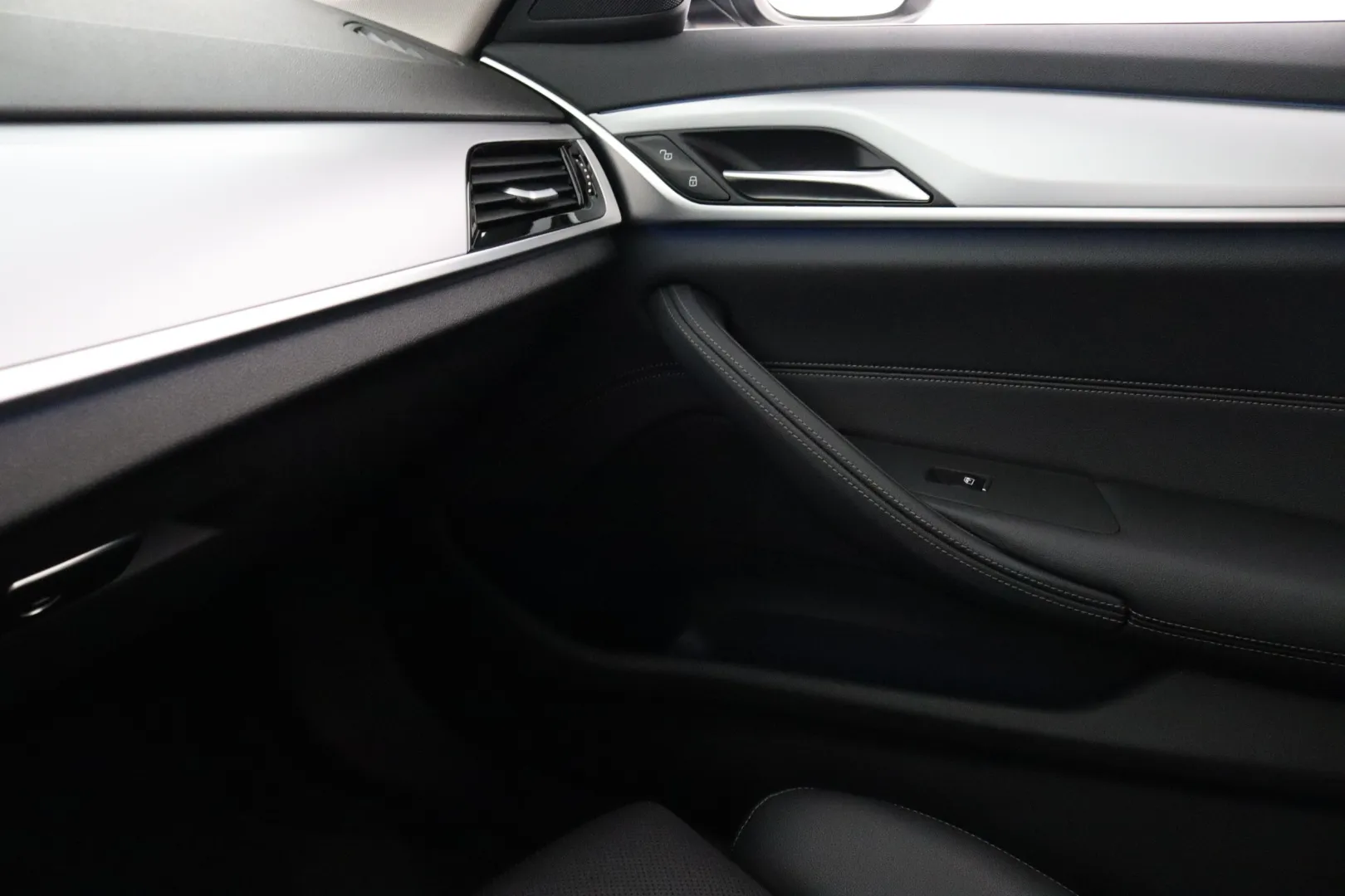 BMW 530 ZOP-572 carousel image