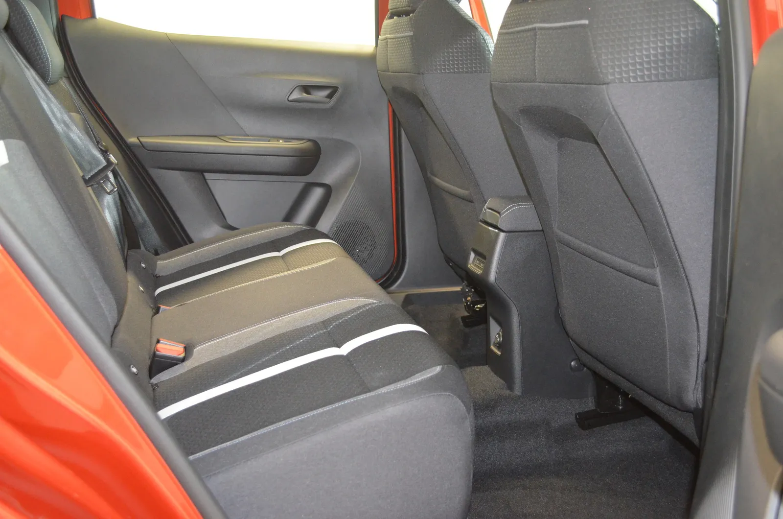 Opel Frontera ZNX-116 carousel image