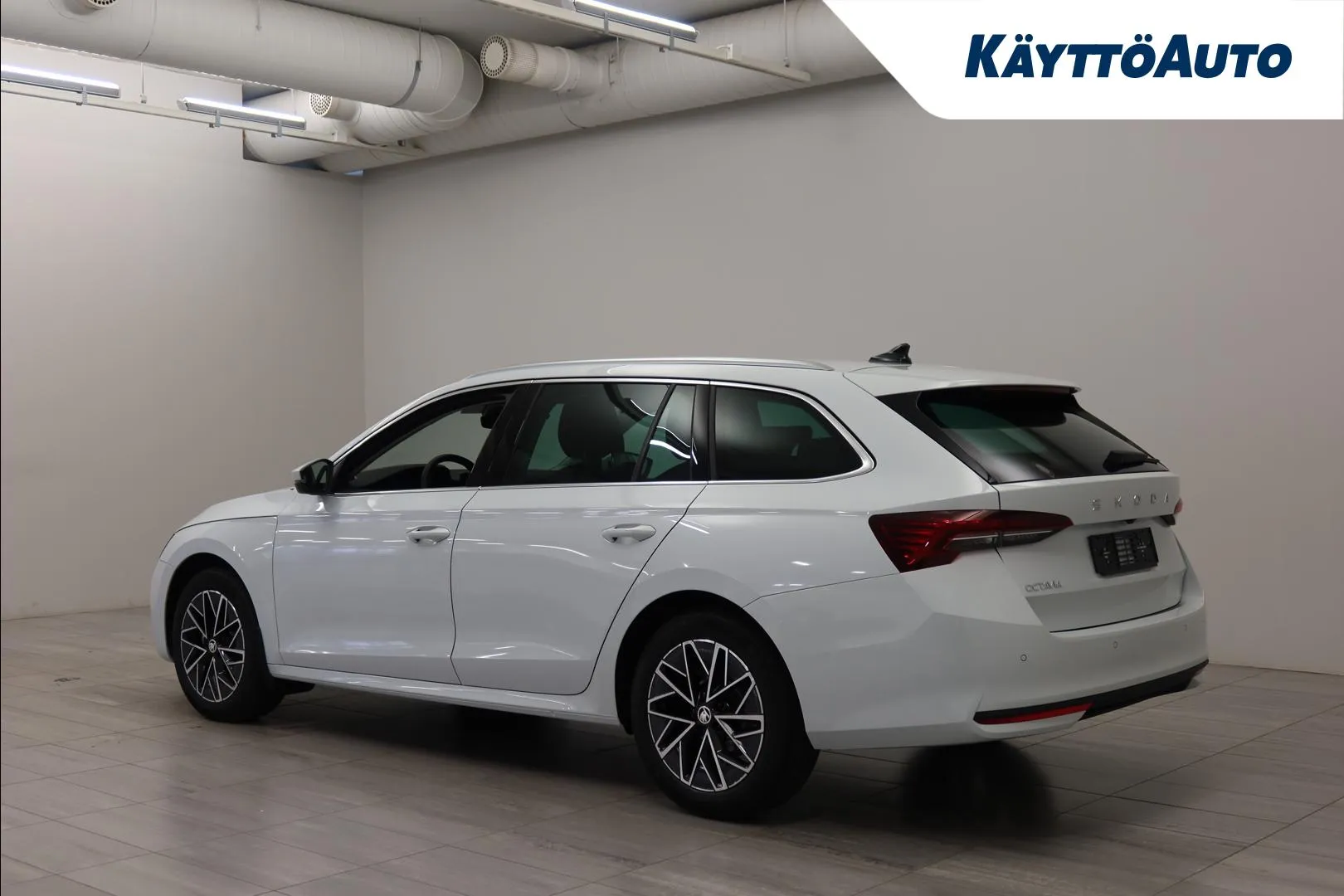 Skoda Octavia JNP-132 carousel image