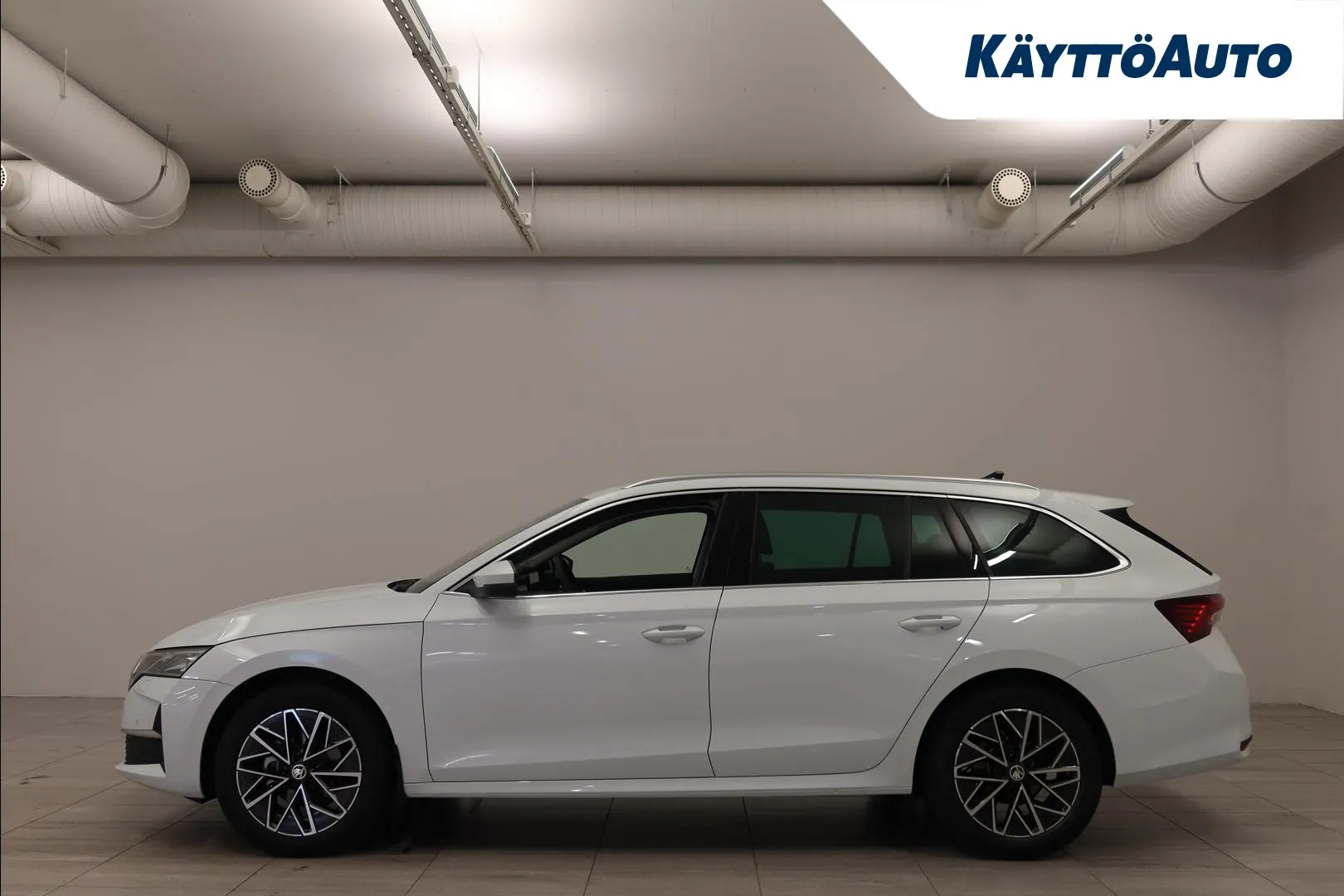 Skoda Octavia JNP-132 carousel image