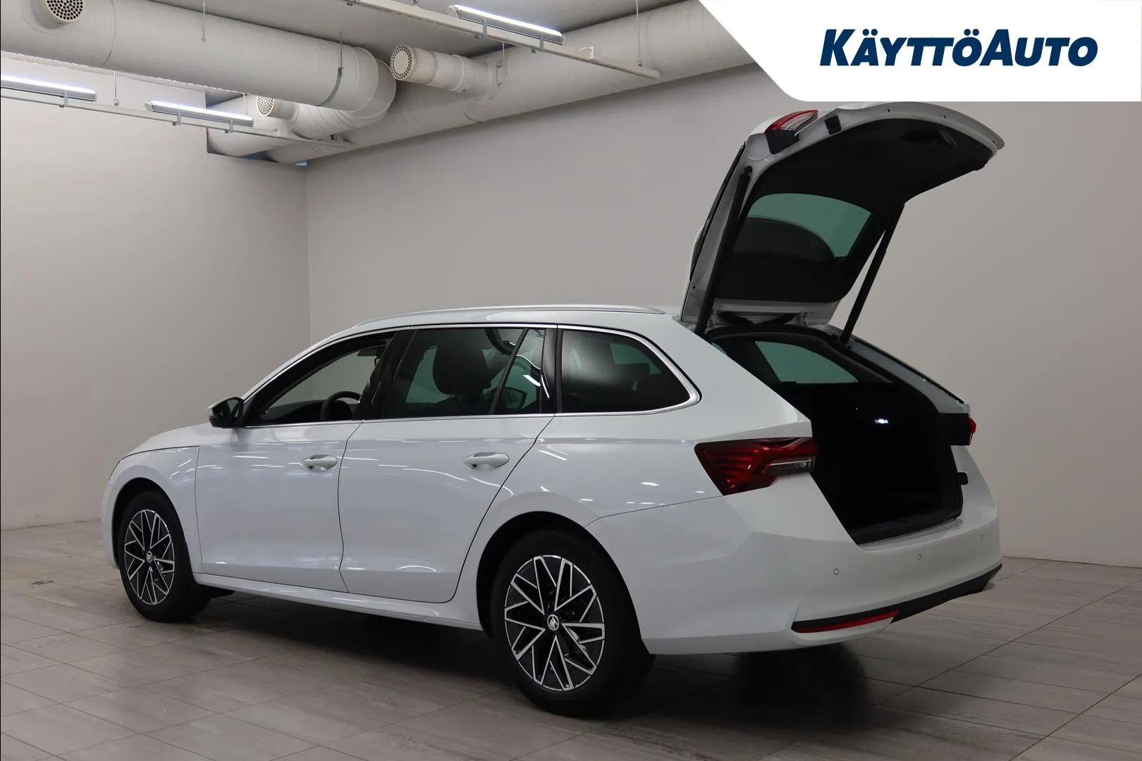 Skoda Octavia JNP-132 carousel image