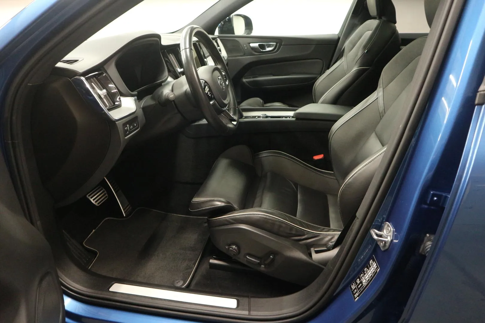 VOLVO XC60 YXI-633 carousel image
